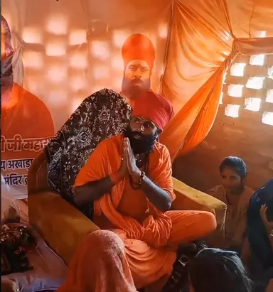 Mahamandaleshwar Vinayanand Giri Ji blessing devotees